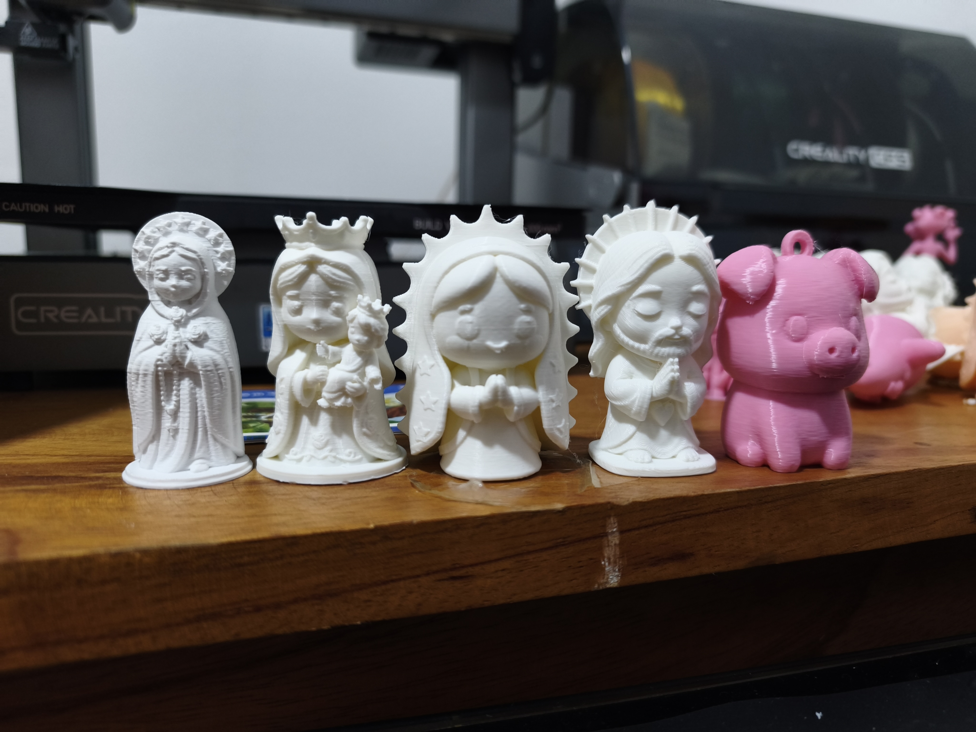 Figuras impresas en 3D por DAVDS3D: vírgenes, Jesús orando y un cerdito decorativo